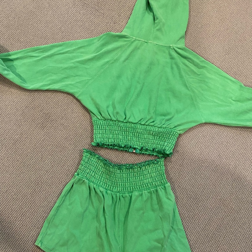 Short set with synched waist and Cropped zip up - Picture 4 of 4